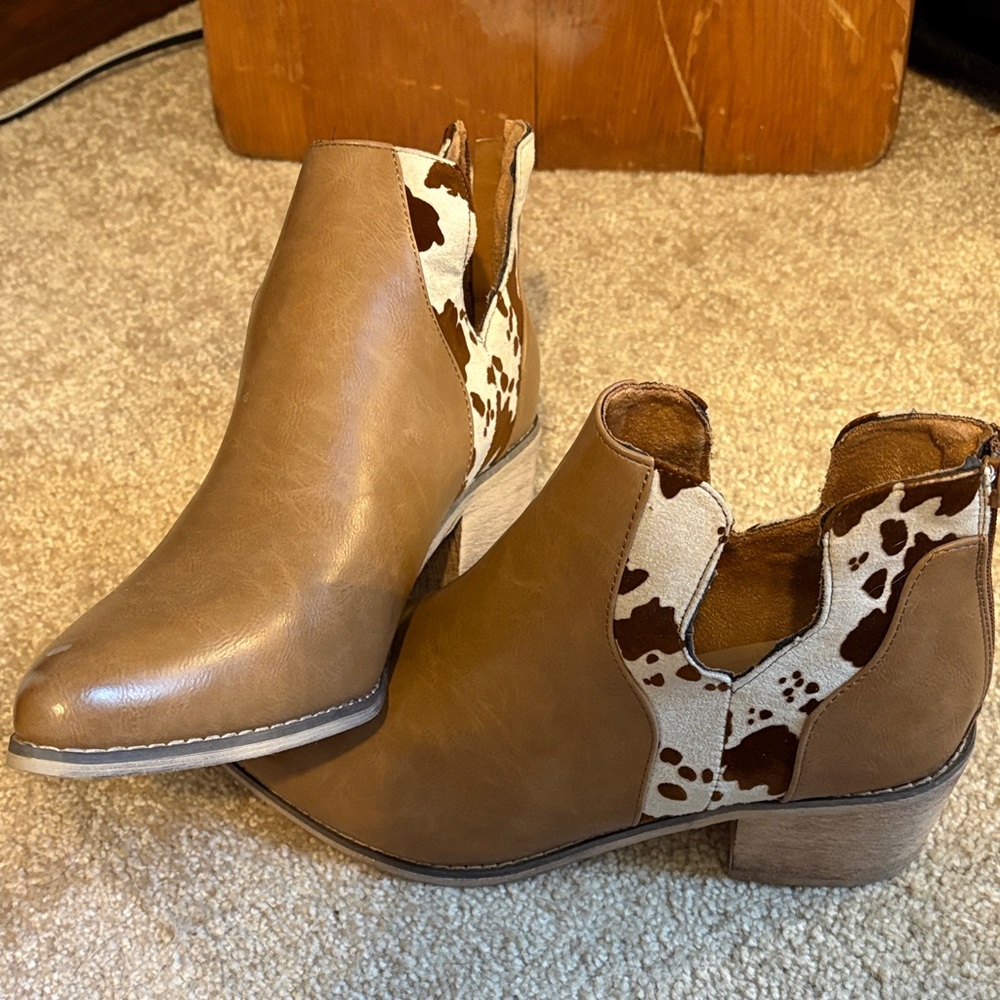 Women's Tan Cowhide Accent Ankle Booties